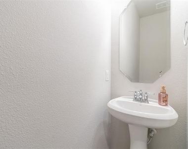 901 King Street - Photo Thumbnail 9