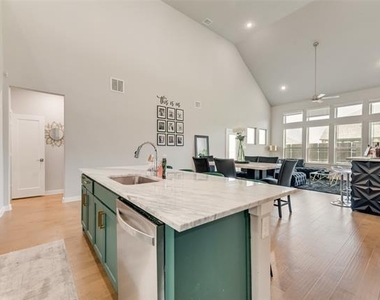 211 Coyote Creek Drive - Photo Thumbnail 10