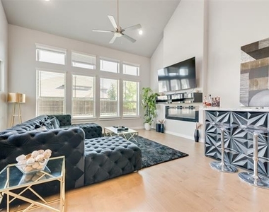 211 Coyote Creek Drive - Photo Thumbnail 3