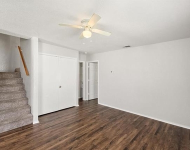 404 Kings Way Drive - Photo Thumbnail 6