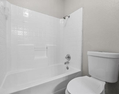 404 Kings Way Drive - Photo Thumbnail 12