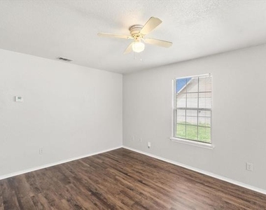 404 Kings Way Drive - Photo Thumbnail 8