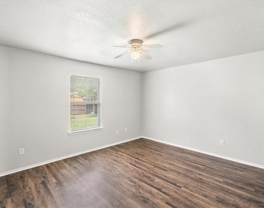 404 Kings Way Drive - Photo Thumbnail 10