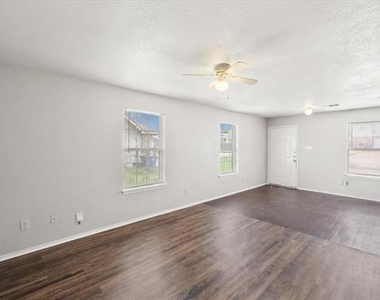 404 Kings Way Drive - Photo Thumbnail 5
