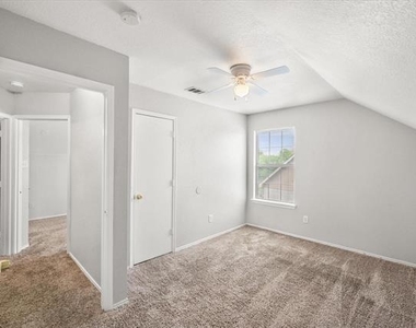 404 Kings Way Drive - Photo Thumbnail 13