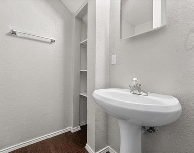 404 Kings Way Drive - Photo Thumbnail 14