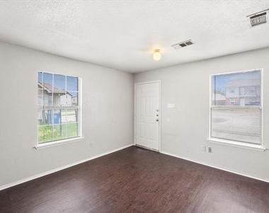 404 Kings Way Drive - Photo Thumbnail 2