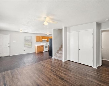 404 Kings Way Drive - Photo Thumbnail 7