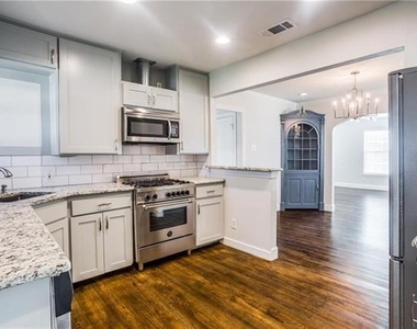 3147 Hedgerow Drive - Photo Thumbnail 7