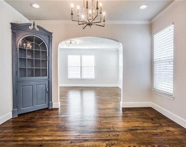 3147 Hedgerow Drive - Photo Thumbnail 4