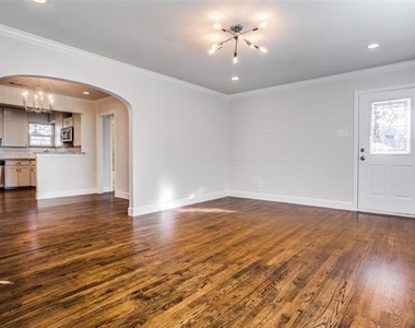 3147 Hedgerow Drive - Photo Thumbnail 3