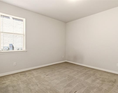549 Cedarwood Street - Photo Thumbnail 5