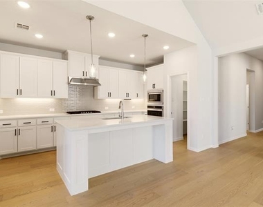 549 Cedarwood Street - Photo Thumbnail 10