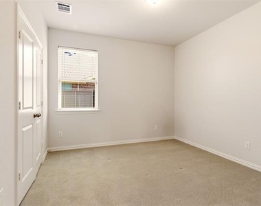 549 Cedarwood Street - Photo Thumbnail 6