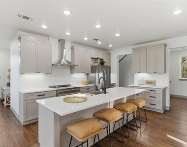 819 Dubois Street - Photo Thumbnail 8