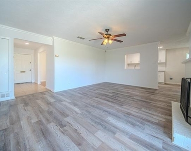2513 Belhaven Drive - Photo Thumbnail 2