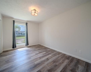 2513 Belhaven Drive - Photo Thumbnail 7