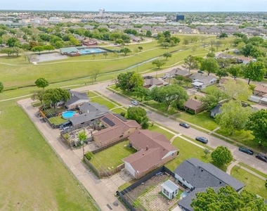 2513 Belhaven Drive - Photo Thumbnail 10