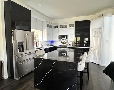 6400 Sidney Lane - Photo Thumbnail 12