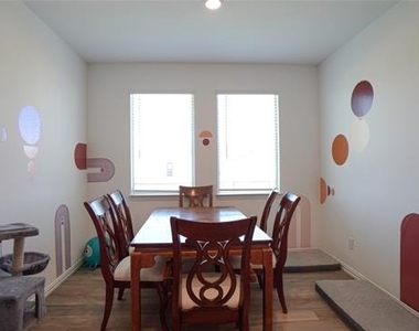 733 Alden Drive - Photo Thumbnail 7