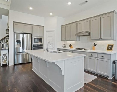 525 Overton Avenue - Photo Thumbnail 5