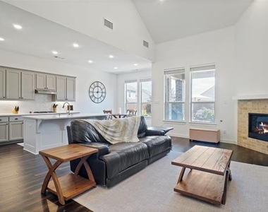525 Overton Avenue - Photo Thumbnail 2