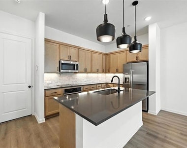 630 Redwood Way - Photo Thumbnail 8