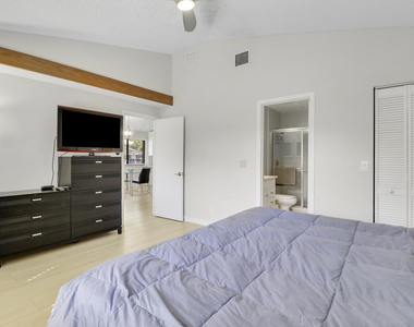 811 Club Drive - Photo Thumbnail 14