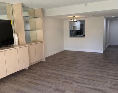 2786 Tennis Club Drive - Photo Thumbnail 5