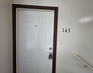 401 Se 12th Street - Photo Thumbnail 1