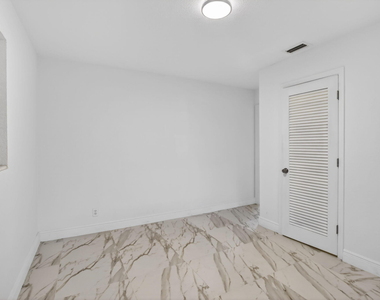 5731 Ne 17th Terrace - Photo Thumbnail 16