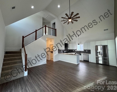 512 N Mulberry Street - Photo Thumbnail 5