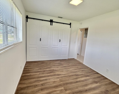 5263 Cresthaven Boulevard - Photo Thumbnail 4