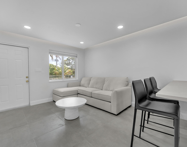 381 Se 15th Avenue - Photo Thumbnail 1
