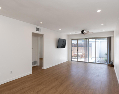 130 E Alta Green - Photo Thumbnail 6