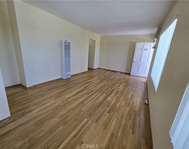 1129 N Clark - Photo Thumbnail 2