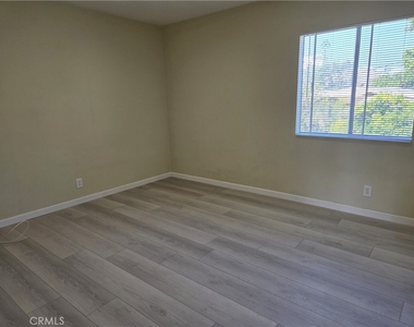 1129 N Clark - Photo Thumbnail 4