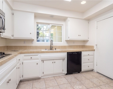 11761 Encino Avenue - Photo Thumbnail 10