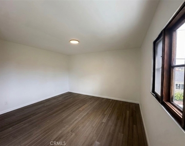 710 Adelaide Place - Photo Thumbnail 32