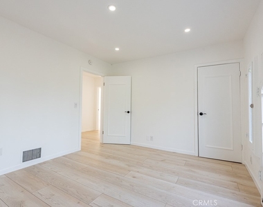 710 Adelaide Place - Photo Thumbnail 26