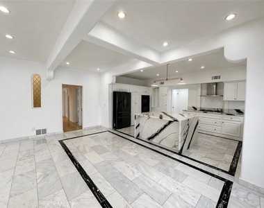 710 Adelaide Place - Photo Thumbnail 12