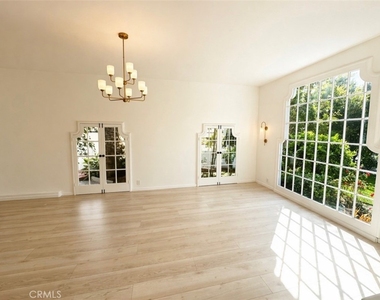 710 Adelaide Place - Photo Thumbnail 6