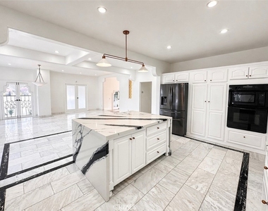 710 Adelaide Place - Photo Thumbnail 11