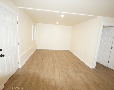 448 W 41st Place - Photo Thumbnail 14
