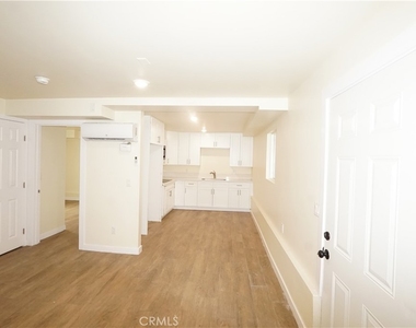 448 W 41st Place - Photo Thumbnail 10