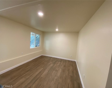 448 W 41st Place - Photo Thumbnail 23