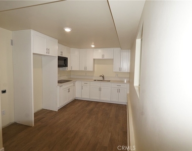 448 W 41st Place - Photo Thumbnail 27