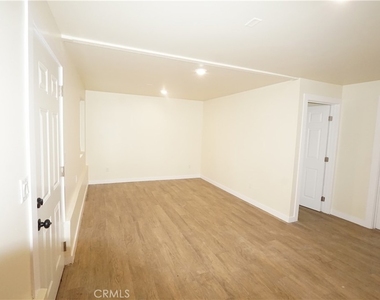 448 W 41st Place - Photo Thumbnail 1