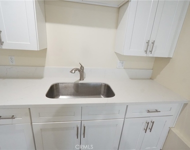 448 W 41st Place - Photo Thumbnail 11