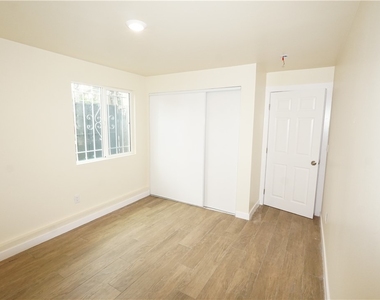 448 W 41st Place - Photo Thumbnail 3